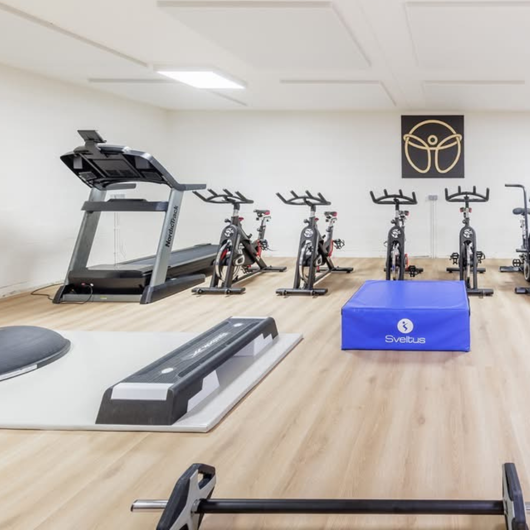 Salle de sport Body Therapy à Sombreffe avec vélos, tapis et matériel de renforcement
